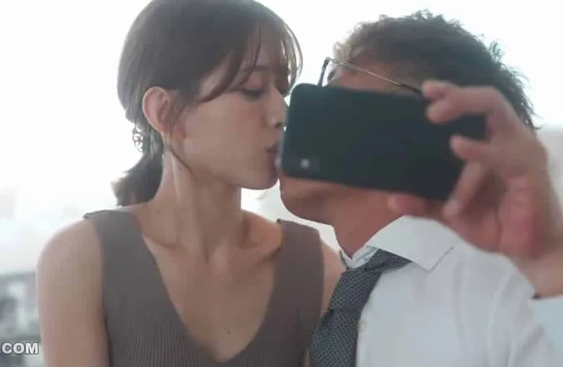 Thấy vợ yêu hơi lạ, gã chồng xem điện thoại vợ yêu và thấy cảnh nắc với cấp trên của mình